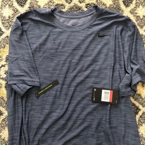 NWT. Nike MENS dry fit t shirt